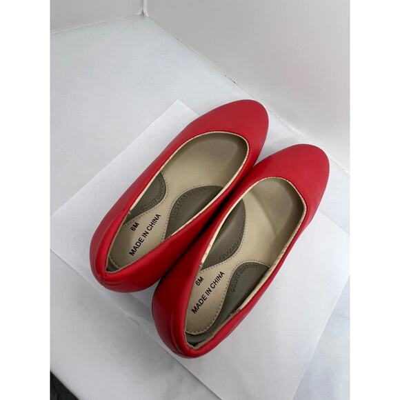 Red Pleather Womens Size 6 1/2 Red Pumps NNB! - Picture 3 of 8